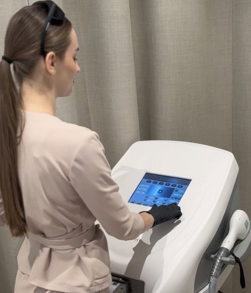 Végleges lézeres szőrtelenítés – mit jelent valójában, és mikor érdemes belevágnod?